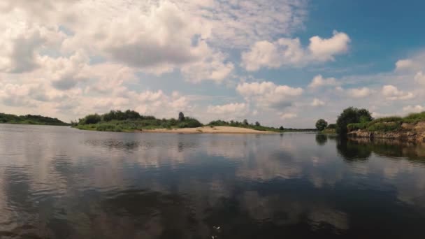 La corrente di un fiume sotto un cielo blu con le nuvole . — Video Stock