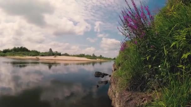 Le courant d'une rivière sous un ciel bleu avec des nuages . — Video