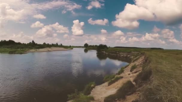 Der Fischer fischt auf dem Fluss, indem er. — Stockvideo