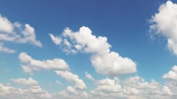 Nuvens manchadas flutuando em um céu azul . — Vídeo de Stock