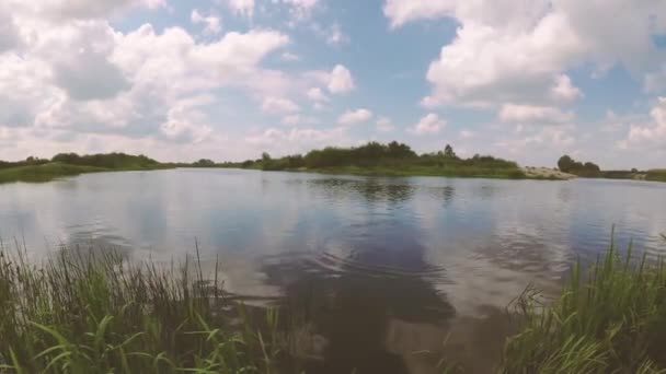 Il pescatore pesca sul fiume con una canna da pesca . — Video Stock