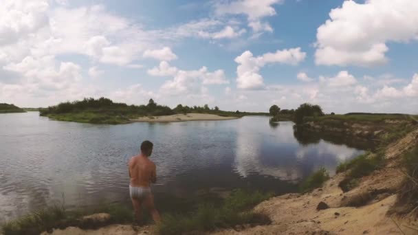 Balıkçı Iplik Tarafından Nehirde Balık Tutuyor — Stok video