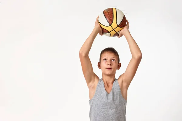 Adolescent Avec Basket Sur Fond Blanc — Photo