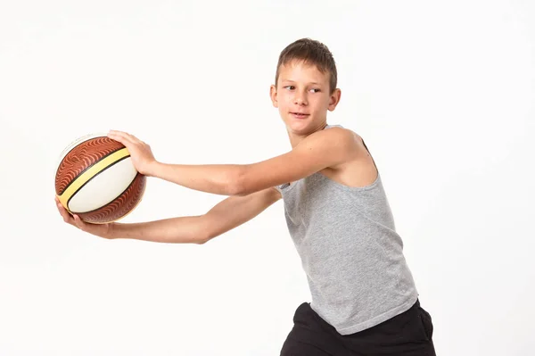Adolescente Con Baloncesto Sobre Fondo Blanco — Foto de Stock
