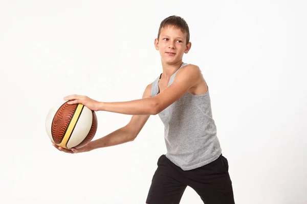 Teenager Basketbal Bílém Pozadí — Stock fotografie