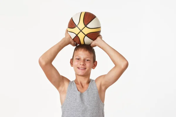 Adolescente Com Uma Bola Basquete Fundo Branco — Fotografia de Stock