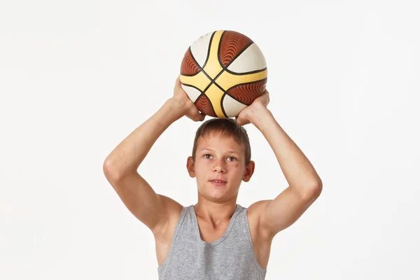 Adolescente Com Uma Bola Basquete Fundo Branco — Fotografia de Stock