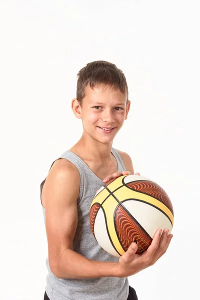 Adolescente Com Uma Bola Basquete Fundo Branco — Fotografia de Stock