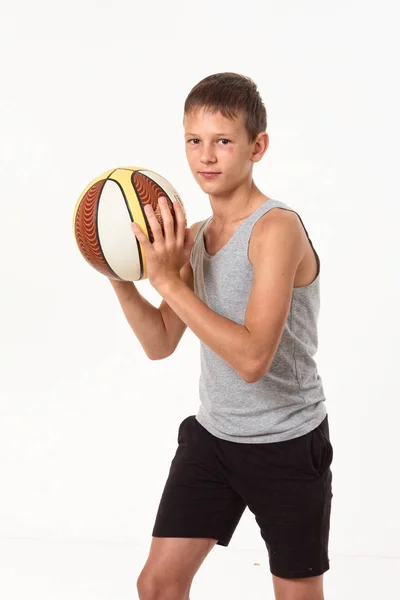 Adolescente Con Baloncesto Sobre Fondo Blanco —  Fotos de Stock