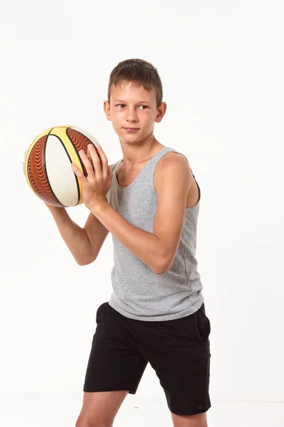 Adolescente Con Baloncesto Sobre Fondo Blanco — Foto de Stock