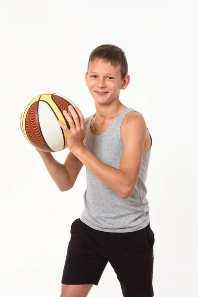 Έφηβος Μια Μπάλα Του Μπάσκετ Λευκό Φόντο — Φωτογραφία Αρχείου