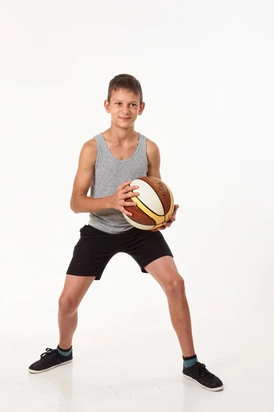 Adolescente Com Uma Bola Basquete Fundo Branco — Fotografia de Stock