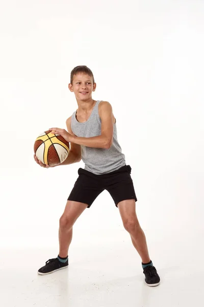 Adolescente Com Uma Bola Basquete Fundo Branco — Fotografia de Stock