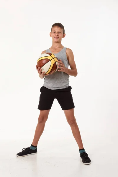 Adolescente Com Uma Bola Basquete Fundo Branco — Fotografia de Stock