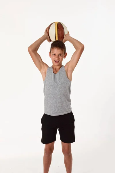 Adolescente Con Baloncesto Sobre Fondo Blanco — Foto de Stock