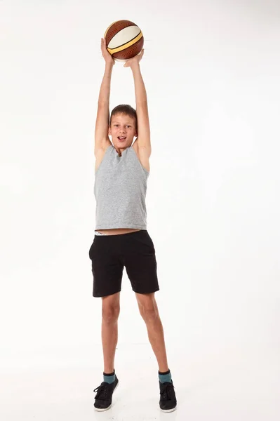 Teenager Mit Basketball Auf Weißem Hintergrund — Stockfoto