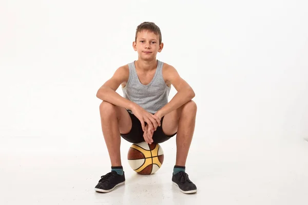 Tiener Met Een Basketbal Een Witte Achtergrond — Stockfoto