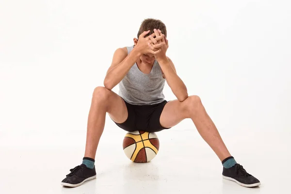 Teenager Mit Basketball Auf Weißem Hintergrund — Stockfoto