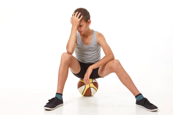 Tiener Met Een Basketbal Een Witte Achtergrond — Stockfoto