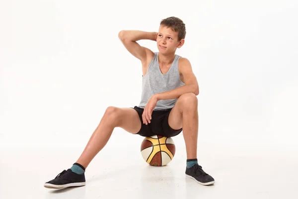 Adolescent Avec Basket Sur Fond Blanc — Photo