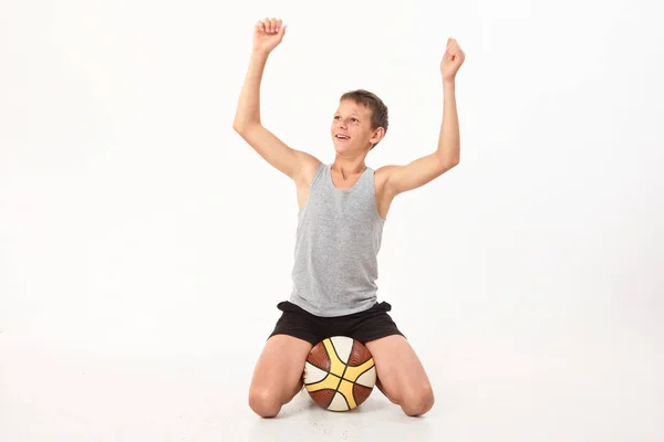 Tiener Met Een Basketbal Een Witte Achtergrond — Stockfoto