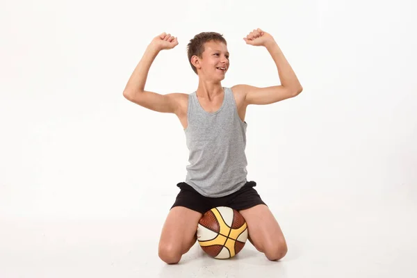 Adolescent Avec Basket Sur Fond Blanc — Photo