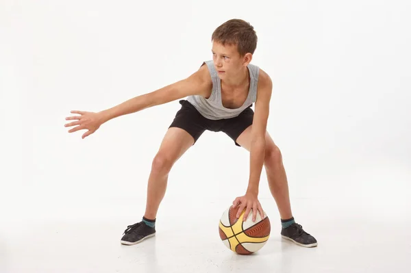 Adolescent Avec Basket Sur Fond Blanc — Photo