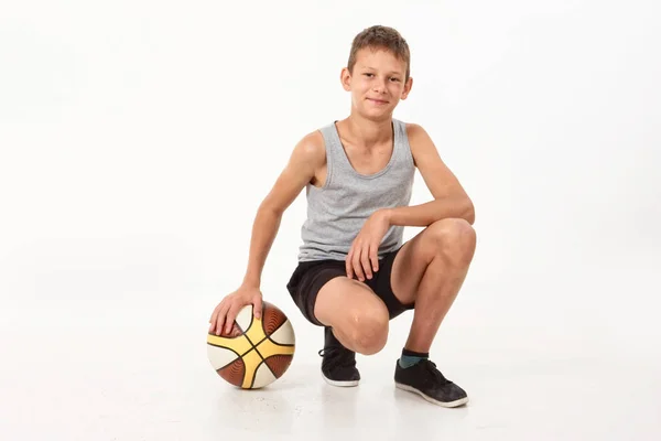 Подросток Баскетбольным Мячом Белом Фоне — стоковое фото