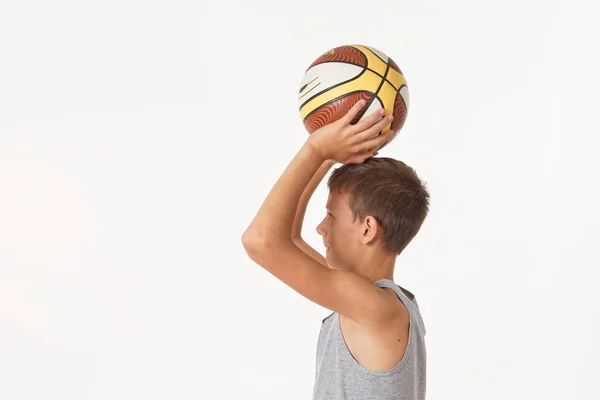 Tiener Met Een Basketbal Een Witte Achtergrond — Stockfoto