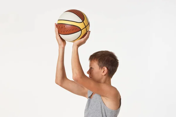 Adolescent Avec Basket Sur Fond Blanc — Photo