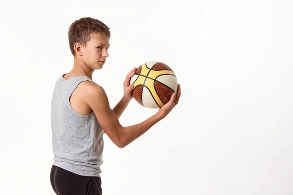 Підліток Баскетболом Білому Тлі — стокове фото