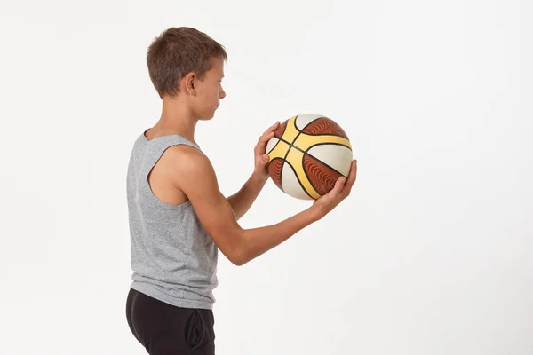 Tonåring Med Basketboll Vit Bakgrund — Stockfoto