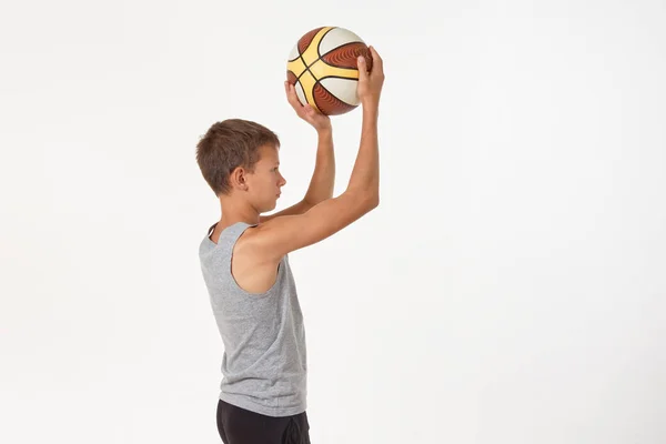 Tiener Met Een Basketbal Een Witte Achtergrond — Stockfoto