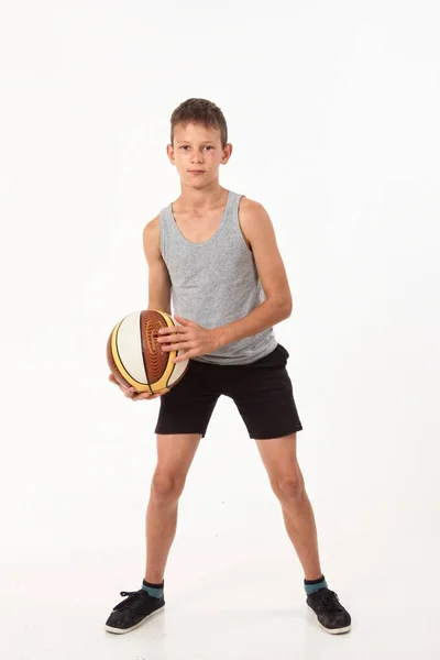 Adolescente Com Uma Bola Basquete Fundo Branco — Fotografia de Stock