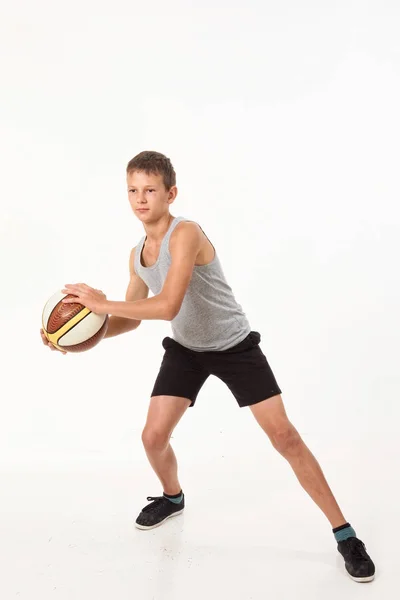 Teenager Mit Basketball Auf Weißem Hintergrund — Stockfoto