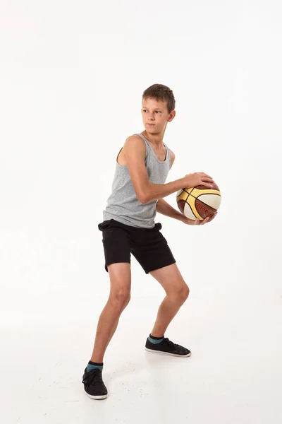 Adolescente Com Uma Bola Basquete Fundo Branco — Fotografia de Stock