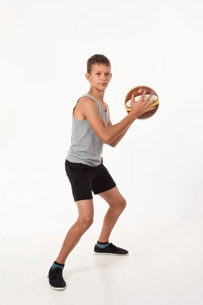 Adolescent Avec Basket Sur Fond Blanc — Photo