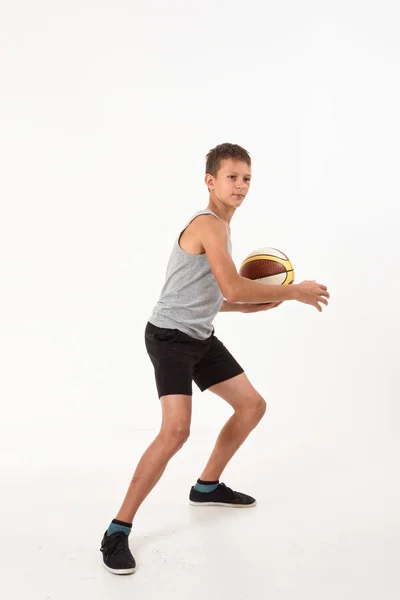 Teenager Mit Basketball Auf Weißem Hintergrund — Stockfoto