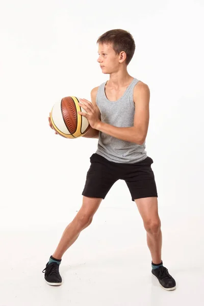 Tiener Met Een Basketbal Een Witte Achtergrond — Stockfoto