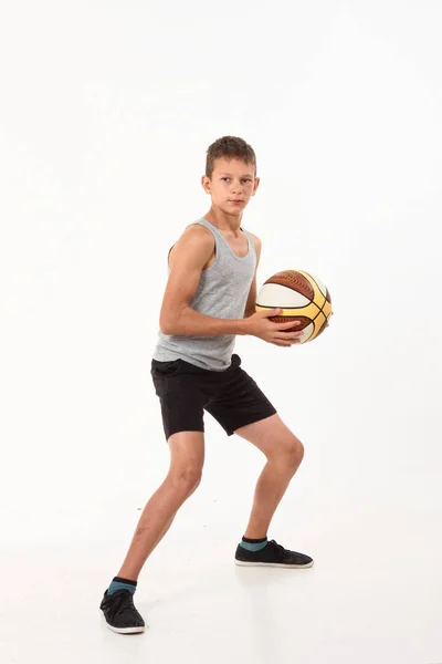 Tonåring Med Basketboll Vit Bakgrund — Stockfoto