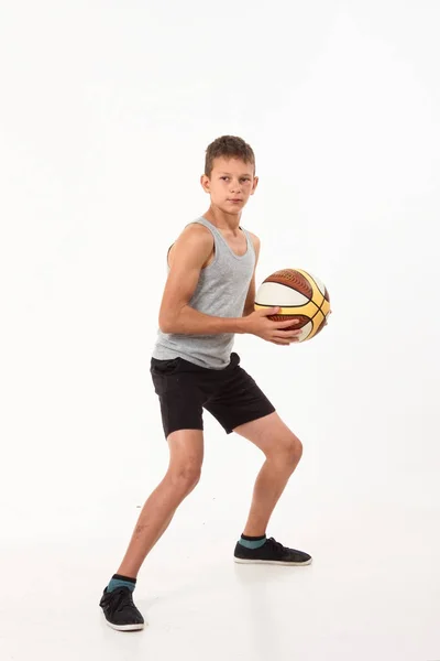 Adolescent Avec Basket Sur Fond Blanc — Photo