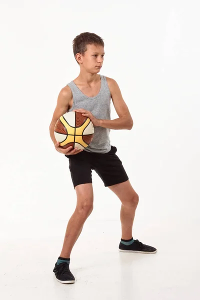 Remaja Dengan Bola Basket Latar Belakang Putih — Stok Foto