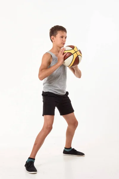 Adolescente Com Uma Bola Basquete Fundo Branco — Fotografia de Stock