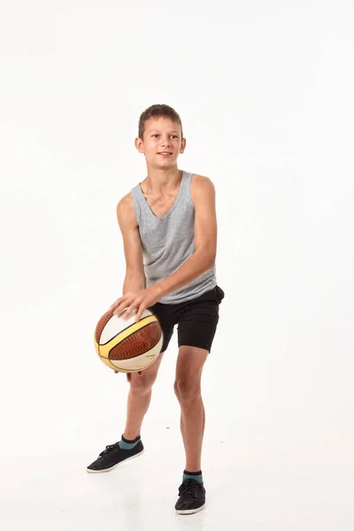 Tiener Met Een Basketbal Een Witte Achtergrond — Stockfoto