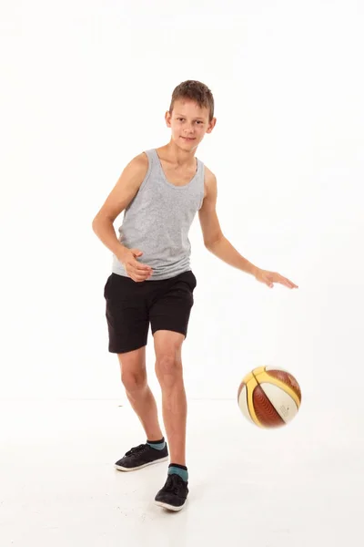 Teenager Basketbal Bílém Pozadí — Stock fotografie