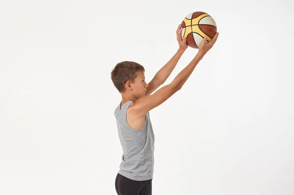 青少年在白色背景下的篮球 — 图库照片