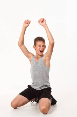 gri gömlekli bir genç. duyguları kazanan