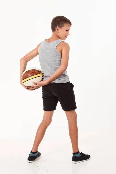 Teenager Mit Basketball Auf Weißem Hintergrund — Stockfoto