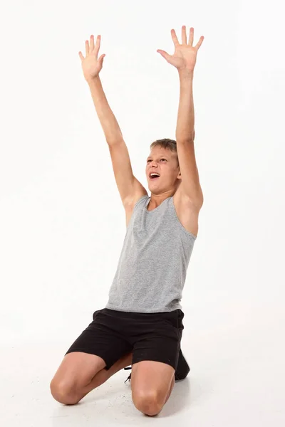 Adolescente Uma Camisa Cinza Emoções Vencedor — Fotografia de Stock