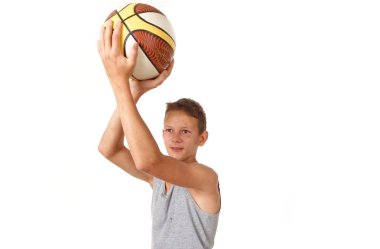 Genç beyaz zemin üzerinde bir basketbol ile